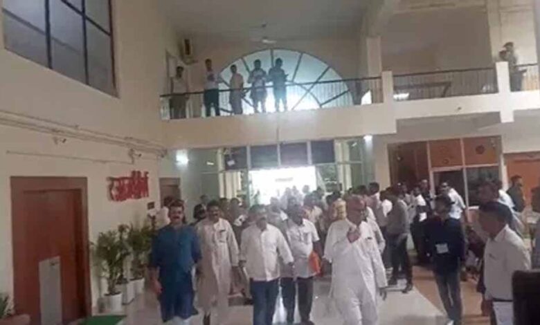 ed-छापे-के-बीच-विधानसभा-पहुंचे-भूपेश-बघेल,-सदन-में-गूंजे-जिंदाबाद-के-नारे