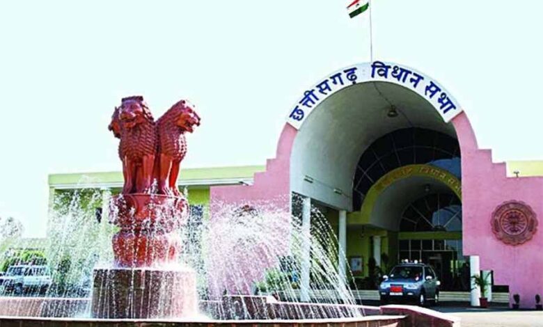 चैतन्य-बघेल-की-हिरासत-पर-कांग्रेस-का-हंगामा,-विधायकों-ने-किया-विधानसभा-से-वॉकआउट