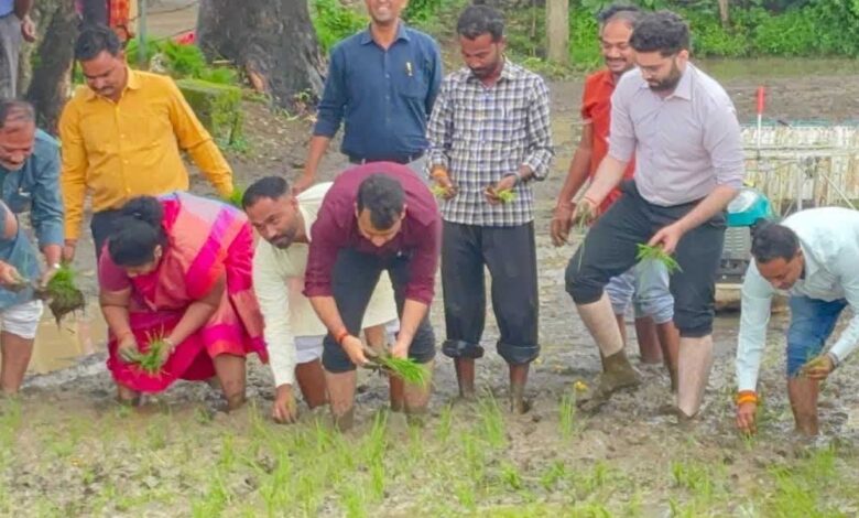 मंडला-में-कलेक्टर-और-मंत्री-उइके-का-दिखा-खास-अंदाज,-रोपे-धान-के-पौधे,कुम्भार-सशक्तिकरण-जागरूकता-शिविर-में-हुए-शामिल