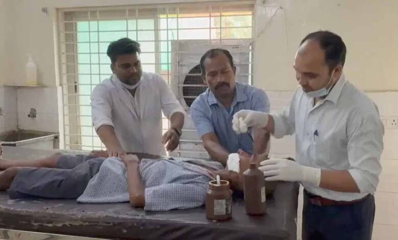 सरकारी-स्कूल-के-छात्रों-के-बीच-खूनीसंघर्ष,-एक-छात्र-ने-दूसरे-के-चेहरे-और-गले-पर-मारा-ब्लेड