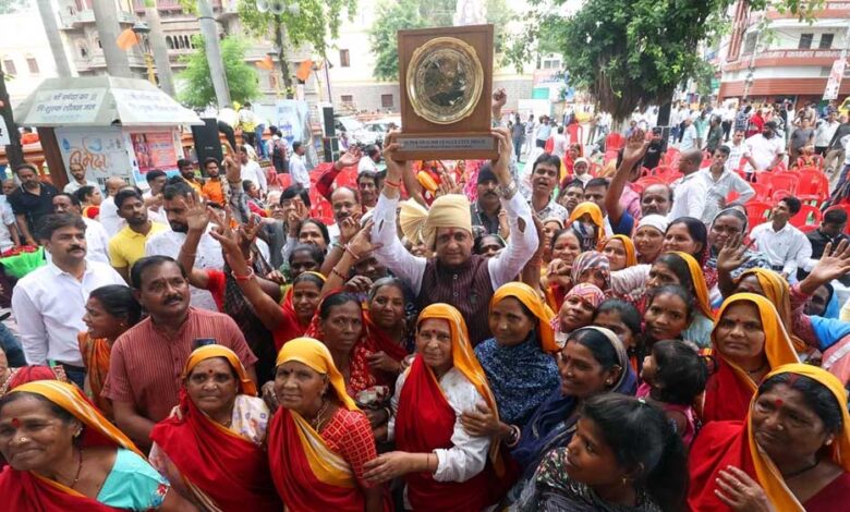 इंदौर नगर निगम की 7,500 सफाई मित्रों के लिए बड़ी घोषणा, हर महीने 1,000 रुपये अतिरिक्त स्वास्थ्य मद में दिए जाएंगे