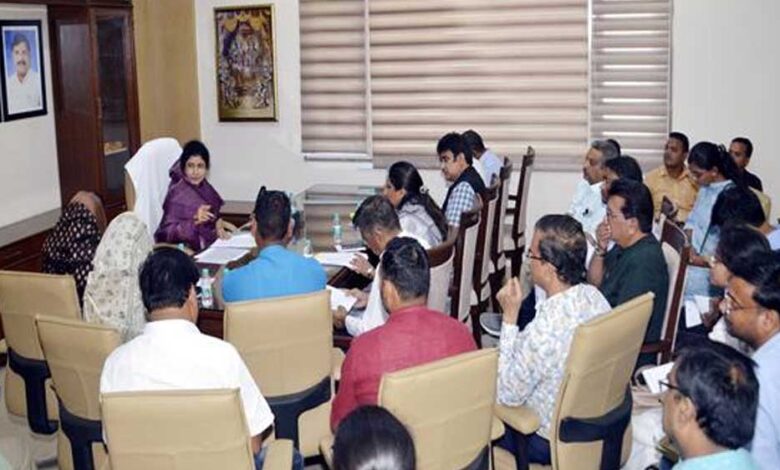 राज्यमंत्री-श्रीमती-गौर-ने-विभिन्न-वार्डों-में-संचालित-निर्माण-कार्यों-की-समीक्षा-की