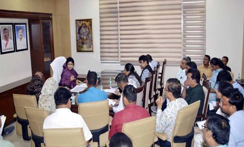 राज्यमंत्री-श्रीमती-गौर-ने-विभिन्न-वार्डों-में-संचालित-निर्माण-कार्यों-की-समीक्षा-की