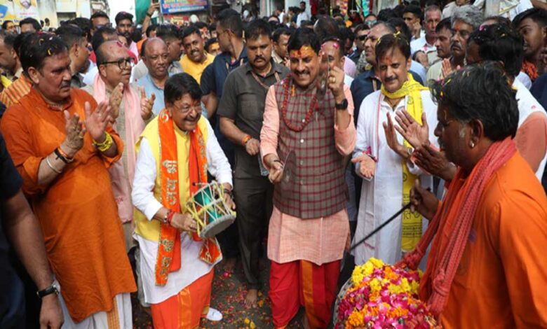 पालकी-में-भगवान-चन्द्रमोलेश्वर-व-मनमहेश-हाथी-पर-विराजित-होकर-भक्तों-का-कुशल-क्षेम-लेने-उज्जैन-नगर-भ्रमण-पर-निकले