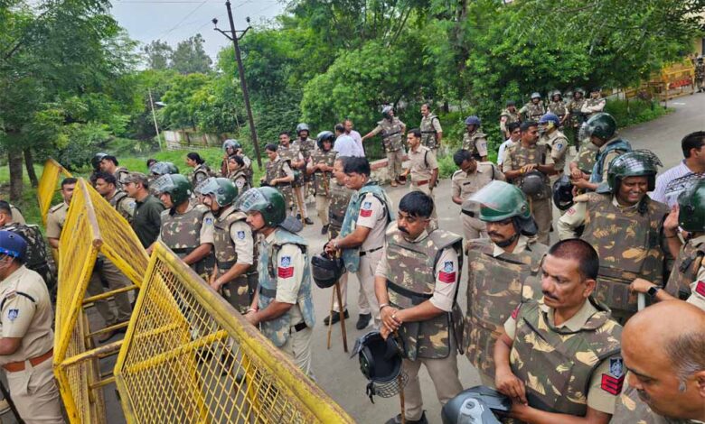 हरदा-में-करणी-सेना-का-प्रदर्शन-उग्र,-पुलिस-ने-आंसू-गैस-और-वाटर-कैनन-से-किया-कंट्रोल