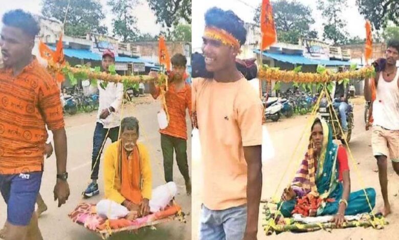 खाट-पर-माता-पिता,-कांधों-पर-कर्तव्य:-20-किमी-पैदल-चला-कलियुग-का-श्रवण-कुमार