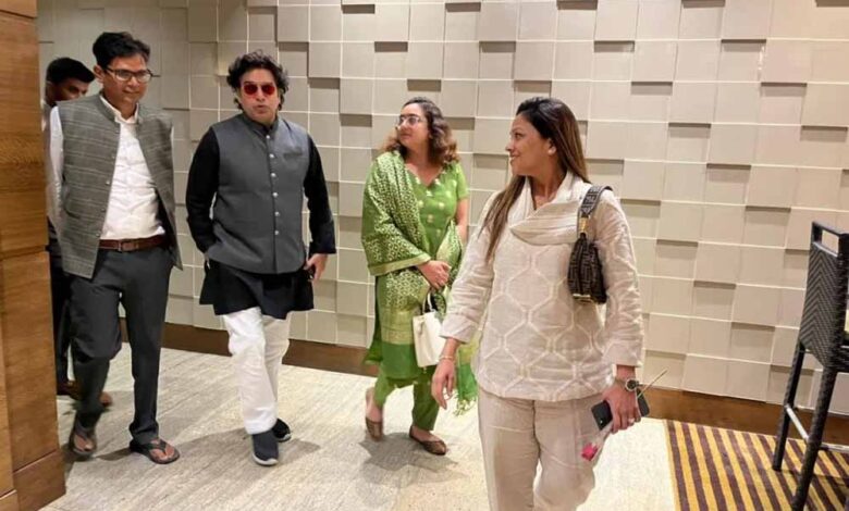 आशुतोष-राणा-से-प्रदेश-के-वित्त-मंत्री-ओपी-चौधरी-व-पत्नी-अदिति-पटेल-चौधरी-ने-होटल-में-की-मुलाकात,-खोला-राज