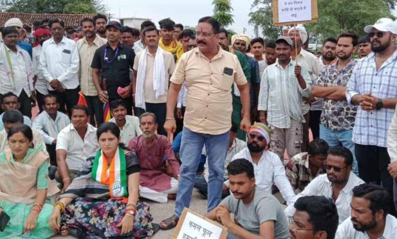 डोंगरगढ़-खैरागढ़-सड़क-पर-कांग्रेस-का-चक्काजाम:-जहां-भाजपा-ने-किया-जाम-अब-कांग्रेस-का-धरना