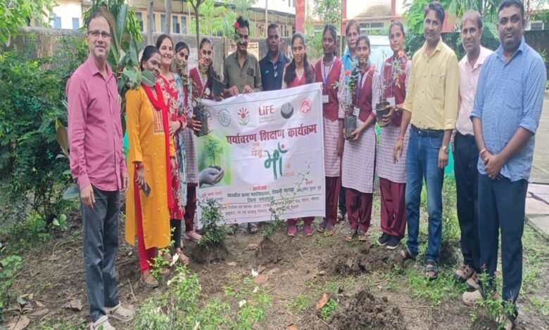 शासकीय-कन्या-महाविद्यालय-सिवनी-मालवा-में-एक-पेड़-मां-के-नाम-योजना-के-अंतर्गत-पौधे-वितरित-किये