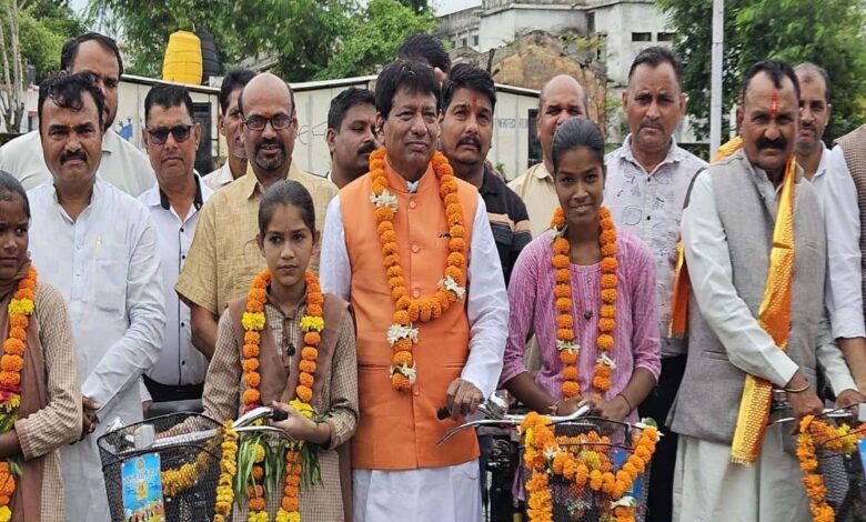 सभी-विद्यालयों-में-विद्यार्थियों-को-रोजाना-प्रार्थना-के-समय-कराये-पीटी-गोपाल-सिंह-इंजीनियर-विधायक