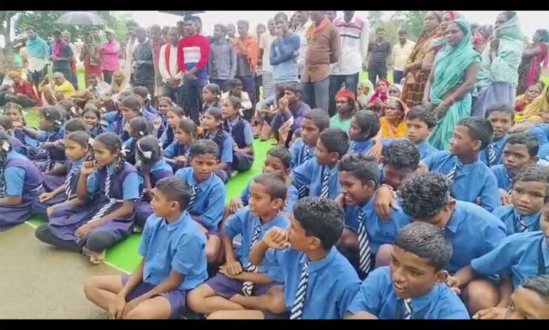 शिक्षक-की-नियुक्ति-की-मांग-को-लेकर-छात्रों-का-विरोध,-स्कूल-में-जड़ा-ताला