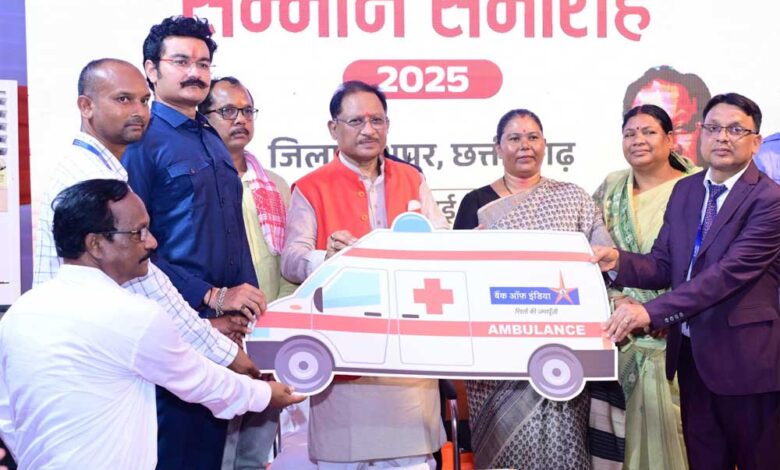 स्वास्थ्य-सेवाओं-के-सुदृढ़ीकरण-हेतु-मुख्यमंत्री-की-दूरदर्शी-पहल,-आधुनिक-एम्बुलेंस-को-दिखायी-हरी-झंडी