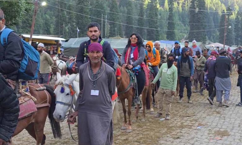 आस्था-का-महासागर-उमड़ा,-बच्चों-से-साधुओं-तक-हजारों-श्रद्धालु-पहुंचे-दर्शन-को