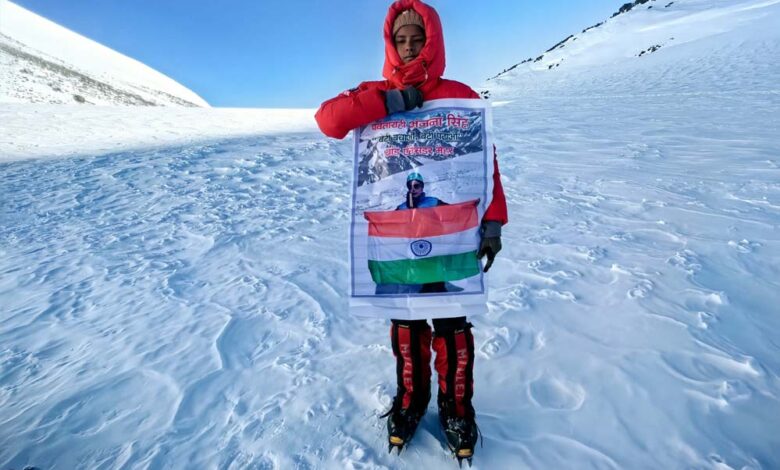 यूरोप-की-सबसे-ऊंची-चोटी-माउंट-एल्ब्रस-पर-लहराया-तिरंगा,-मैहर-की-अंजना-ने-रचा-इतिहास