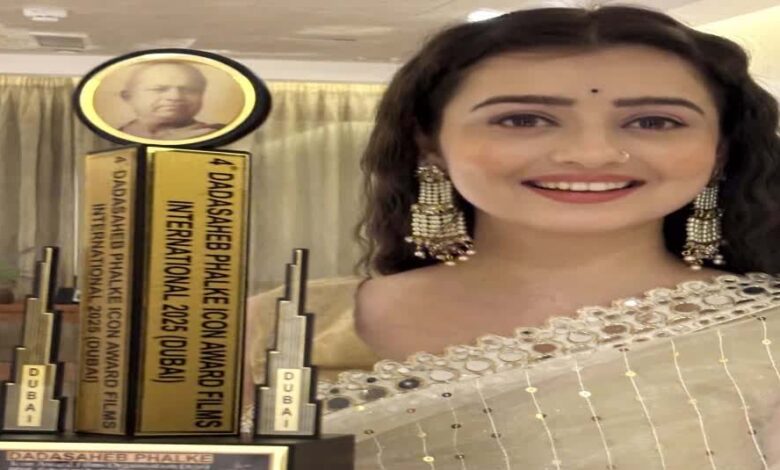 दमोह-की-चाहत-पांडे-का-बॉलीवुड-में-जलवा,-दुबई-में-मिला-यंगेस्ट-सक्सेसफुल-एक्ट्रेस-अवार्ड