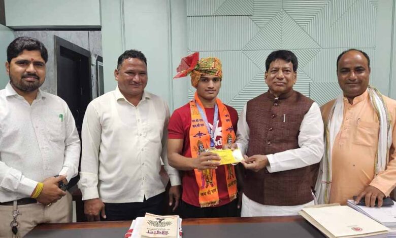 कुश्ती-में-गोल्ड-जीतने-वाले-पृथ्वीराजसिंह-का-भव्य-स्वागत,-विधायक-ने-दी-5100-की-सम्मान-राशि