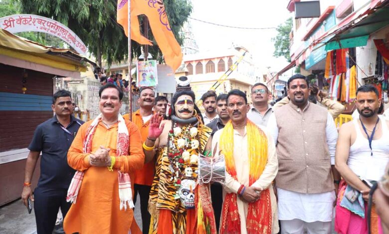 मुख्यमंत्री-डॉ.-यादव-की-मंशानुरूप-जनजातीय-समूहों-के-कलाकारों-ने-सवारी-में-मनमोहक-प्रस्तुतियां-देकर-किया-बाबा-श्रीमहाकाल-का-स्वागत