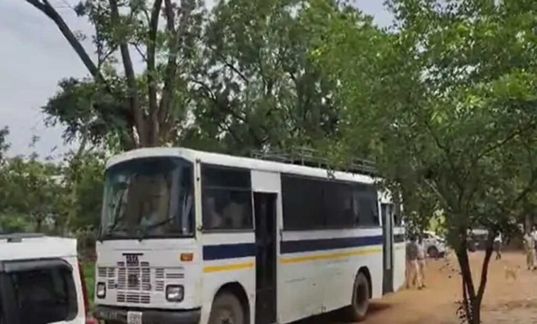 छत्तीसगढ़-में-अवैध-रूप-से-रह-रहे-बांग्लादेशियों-को-किया-जा-रहा-डिपोर्ट,-रायपुर-पुलिस-रवाना