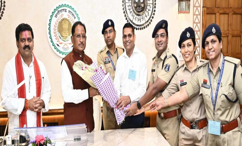 रायपुर-:-मुख्यमंत्री-विष्णु-देव-साय-से-राज्य-पुलिस-सेवा-अधिकारियों-ने-की-सौजन्य-भेंट