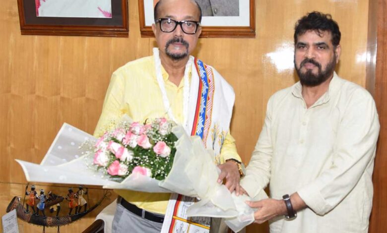 राज्यपाल-डेका-से-छत्तीसगढ़-खादी-एवं-ग्रामोद्योग-बोर्ड-के-अध्यक्ष-ने-की-सौजन्य-भेंट