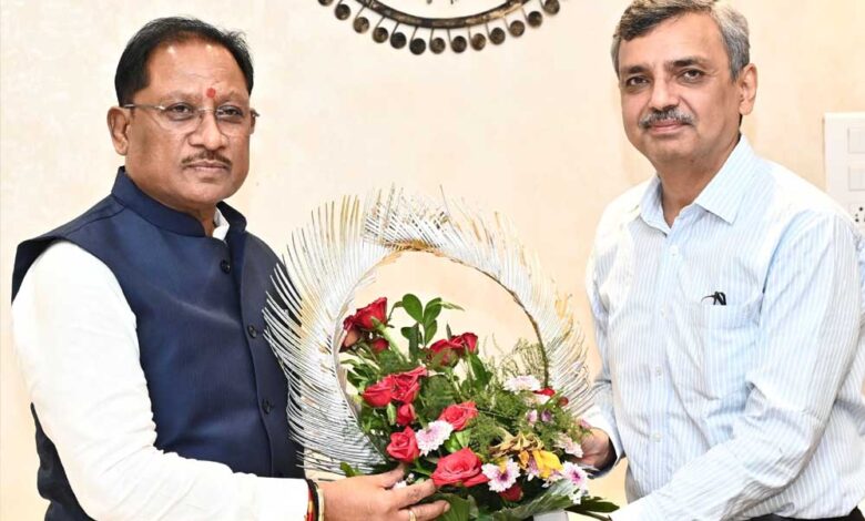 मुख्यमंत्री श्री साय से भारत सरकार में भूमि संसाधन सचिव ने की सौजन्य भेंट