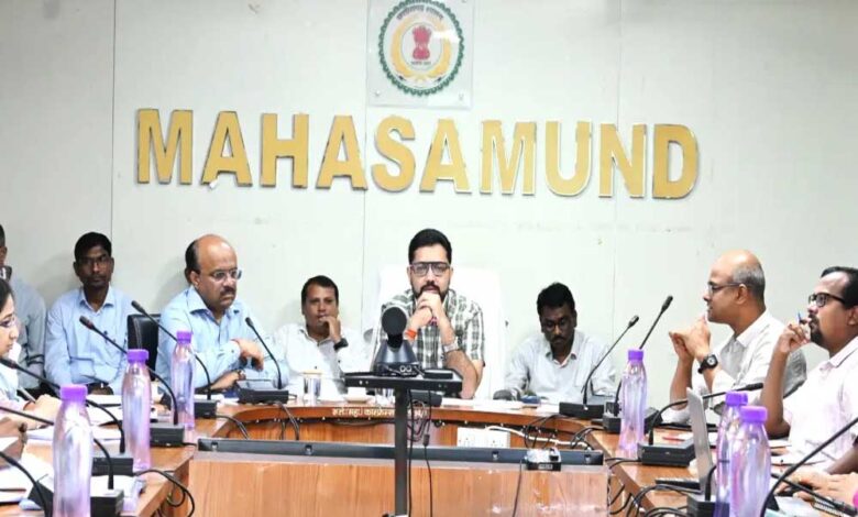 महासमुंद-:-समय-सीमा-बैठक-में-कलेक्टर-ने-दिए-महत्वपूर्ण-निर्देश,-विकास-कार्यों-में-गति-लाने-पर-जोर