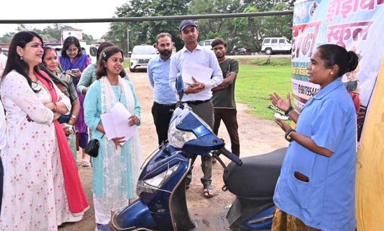 स्कूटी-दीदी-बनीं-आत्मनिर्भर-भारत-की-प्रतीक-–-मुख्यमंत्री-श्री-विष्णु-देव-साय-ने-सराहा-एनु-का-जज़्बा