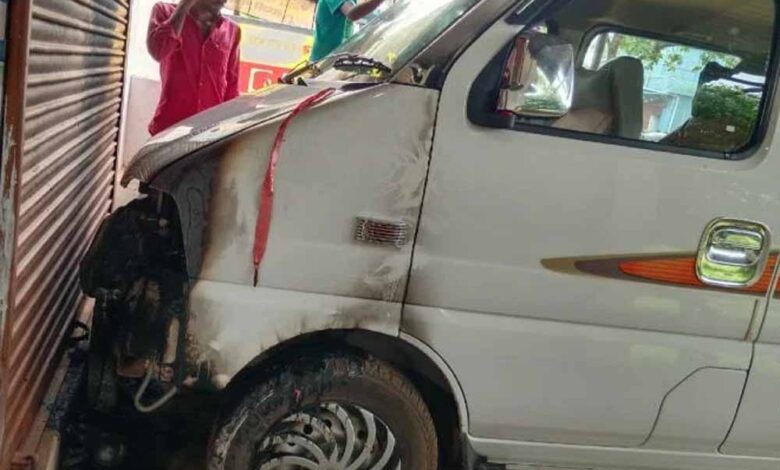 असामाजिक-तत्वों-ने-कार-को-बनाया-निशाना-घर-के-बाहर-खड़ी-गाड़ी-में-लगाई-आग,-पीड़ित-ने-पड़ोसियों-संग-बुझाई-आग