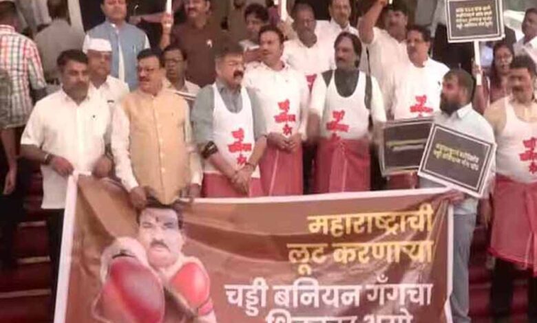 mva-विधायकों-का-अजीबो-गरीब-प्रदर्शन:-बनियान-तौलिया-पहनकर-पहुंचे-विधानसभा