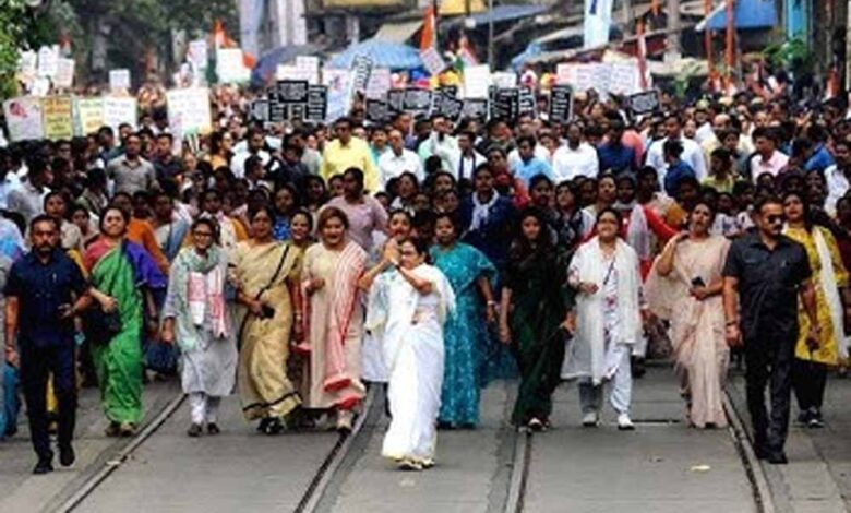ममता बनर्जी का सड़क पर विरोध: बोलीं- मुझे डिटेनशन सेंटर भेजो