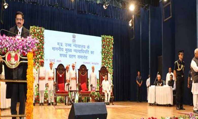 राज्यपाल-पटेल-ने-न्यायमूर्ति-सचदेवा-को-मुख्य-न्यायाधिपति-की-शपथ-दिलाई