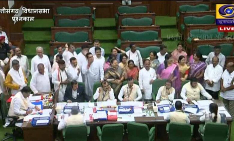 खाद-संकट-पर-फूटा-विपक्ष-का-गुस्सा:-मंत्री-के-जवाब-से-असंतुष्ट-विधायक-गर्भगृह-में-धरने-पर-बैठे