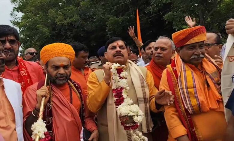 मध्य-प्रदेश-में-कावड़ियों-के-लिए-वीआईपी-व्यवस्था,-सुरक्षा-से-लेकर-स्वादिष्ट-व्यंजन,-फलाहार-और-आराम-की-विशेष-व्यवस्था