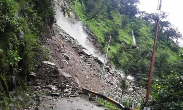 तीसरे-दिन-भी-बंद-रहा-रुद्रप्रयाग-गौरीकुंड-हाईवे,-मलबा-हटाने-में-जुटी-टीमें