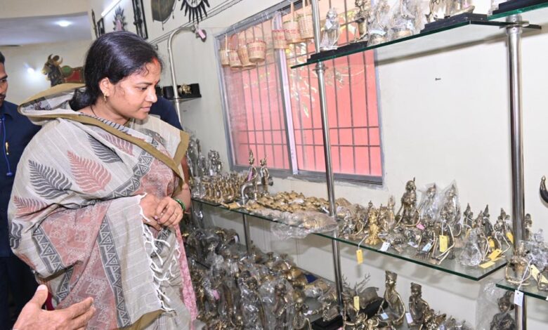 मंत्री-श्रीमती-लक्ष्मी-राजवाड़े-ने-शबरी-एंपोरियम,-और-गारमेंट-फैक्ट्री-का-किया-अवलोकन