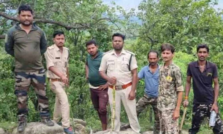 हाथियों-के-बाद-अब-बाघ-का-साया-:-जंगल-में-मिले-पैरों-के-निशान,-गांवों-में-अलर्ट