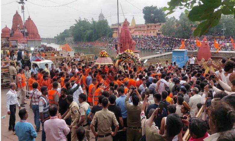 महाकाल-की-भव्य-सवारी:-2-लाख-श्रद्धालु-उमड़े,-उज्जैन-में-गूंजा-भक्ति-संग-लोक-नृत्य