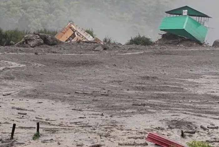 उत्तरकाशी-में-बादल-फटने-का-कहर:-मलबे-में-दबे-कई-घर,-भारी-तबाही