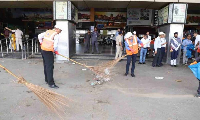 स्वतंत्रता-दिवस-पर-रेलवे-स्टेशनों-पर-सफाई-की-धूम,-नुक्कड़-नाटकों-से-बढ़ाई-जागरूकता