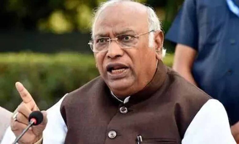 मतदाता सूची मुद्दा: विपक्ष की चर्चा की मांग, सरकार की चुप्पी पर खरगे ने उठाए सवाल