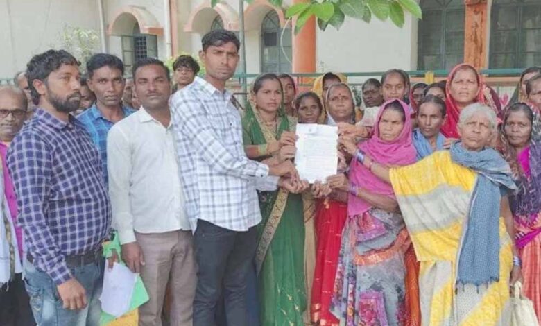 चारागाह-और-श्मशान-की-जमीन-पर-उद्योग-स्थापना-का-विरोध,-ग्रामीणों-ने-कलेक्टर-को-सौंपी-शिकायत