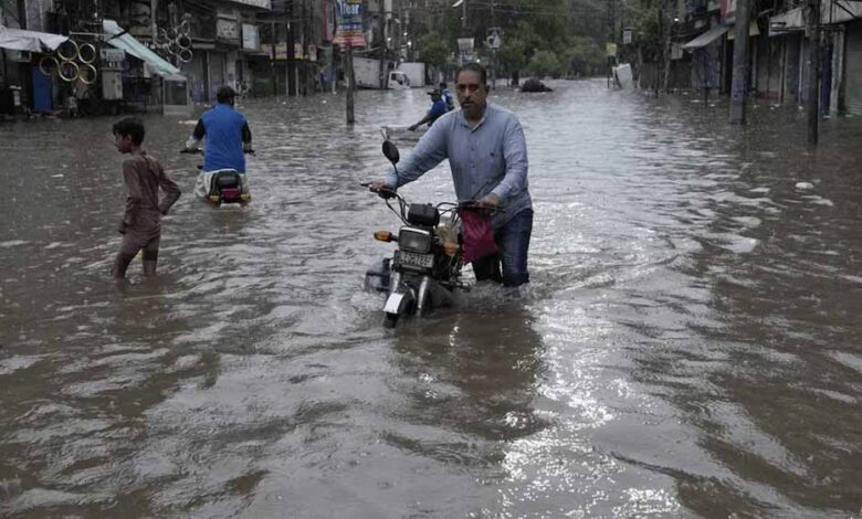 पाकिस्तान-में-मूसलधार-बारिश-का-कहर,-कई-ज़िले-जलमग्न,-बाढ़-का-अलर्ट-जारी