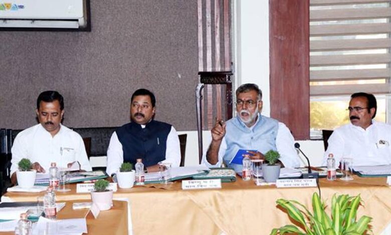 मंत्री-पटेल-की-अध्यक्षता-में-हुई-श्रम-विभाग-की-विभागीय-परामर्श-समिति-की-बैठक