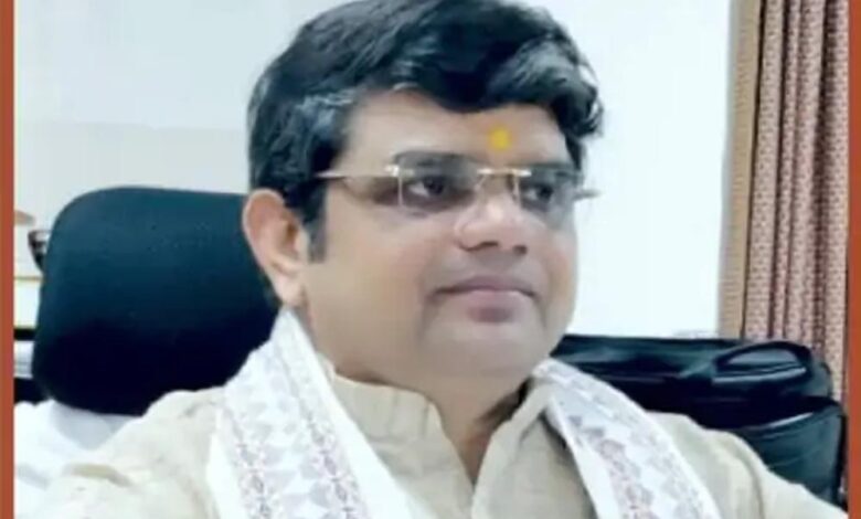 राज्यपाल-पटेल-ने-प्रो.-मिश्र-को-महर्षि-पाणिनी-संस्कृत-विश्वविद्यालय-का-कुलगुरू-नियुक्त-किया