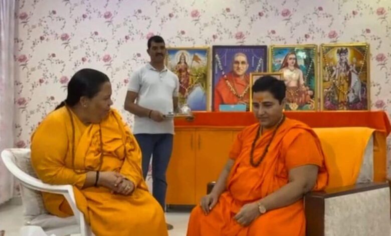 उमा-भारती-ने-साध्वी-प्रज्ञा-को-बताया-‘मसीहा’,-बोलीं-इनकी-तपस्या-मुझसे-बड़ी