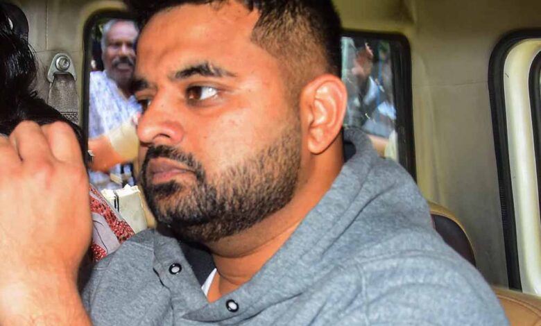 साड़ी बनी सबूत: पूर्व सांसद को बलात्कार मामले में हुई जेल