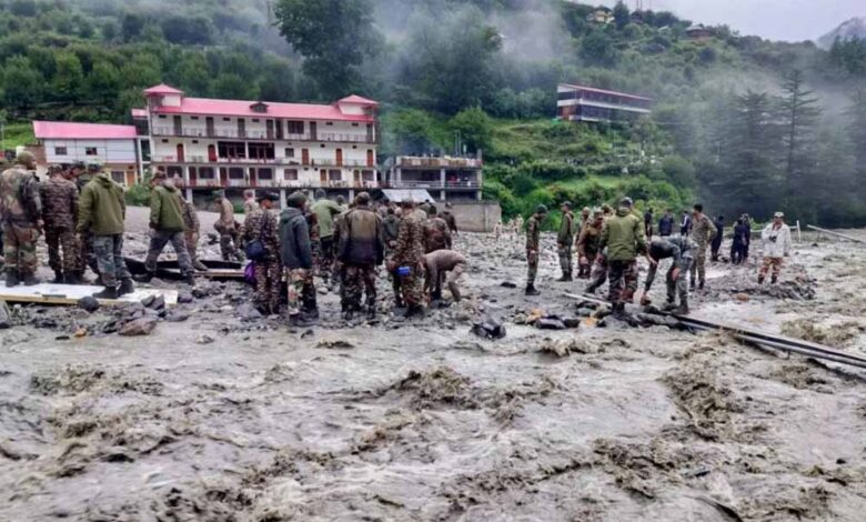 उत्तरकाशी-आपदा:-धराली-में-367-से-अधिक-लोगों-का-सफल-रेस्क्यू,-हेलीकॉप्टर-से-राहत-कार्य-जारी