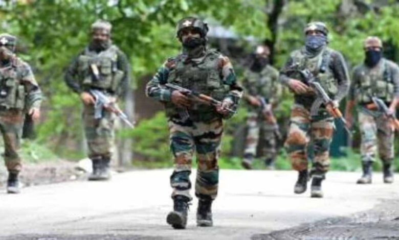 जम्मू-कश्मीर के किश्तवाड़ में सुरक्षाबलों-आतंकियों में मुठभेड़, गोलीबारी जारी