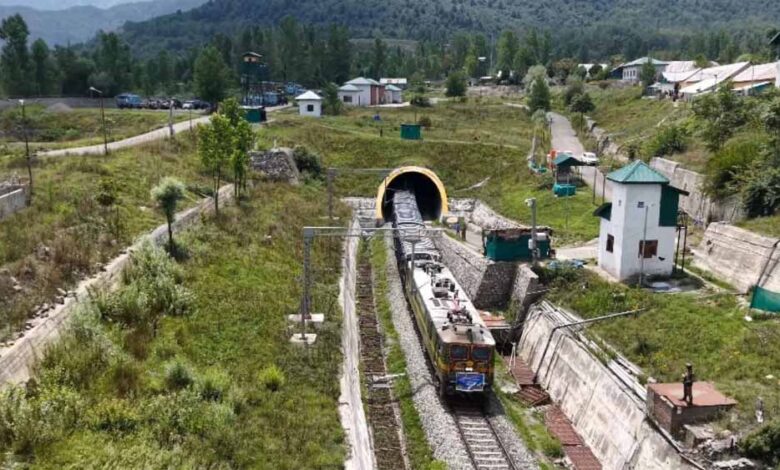 कश्मीर-घाटी-में-पहली-मालगाड़ी-की-एंट्री,-शुरू-हुआ-विकास-और-समृद्धि-का-नया-सफर