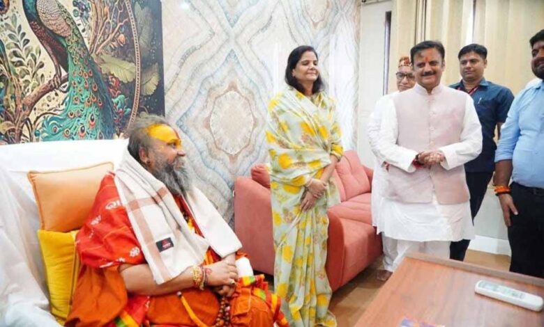 उप-मुख्यमंत्री-शुक्ल-ने-गोवर्धन-में-मलूकपीठाधीश्वर-श्री-राजेन्द्रदास-जी-महाराज-का-लिया-आशीर्वाद